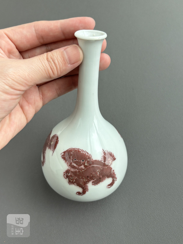清康熙 釉里红瑞狮纹胆瓶 - 图3
